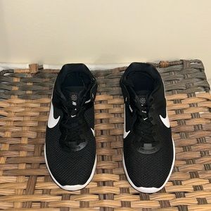 Nike size 7 black tennis shoes